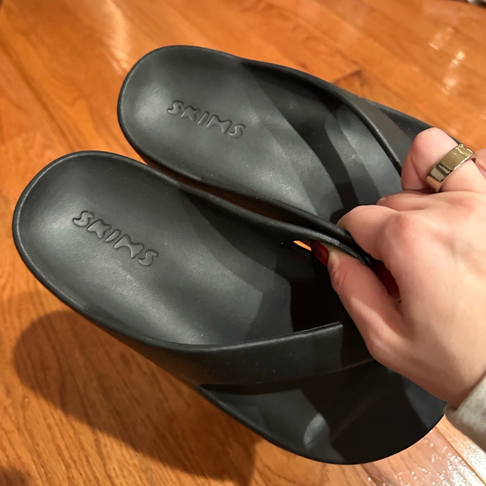 Skims Brand New (NWT) molded sandal Onyx Black - Picture 3 of 7